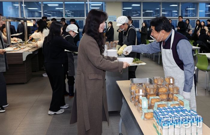 양산시장, 새해 직원 격려 구내식당 배식봉사
