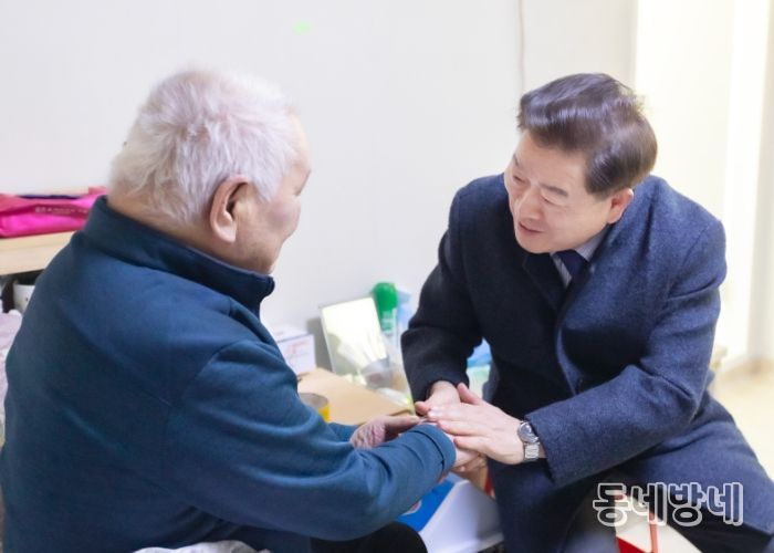 박승원 광명시장(사진 오른쪽)이 비닐하우스에서 거주하다 광명시의 주거 지원을 통해 한국토지주택공사(LH) 전세임대주택으로 거주지를 옮긴 주거취약 가정을 방문해 안부를 묻고 있다.