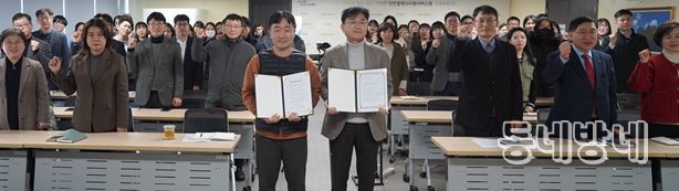 인천시사회서비스원은 지난 5일 2026년 시무식에서 인권경영 선포와 개인정보보호 선언을 하고 기념 촬영을 하고 있다.