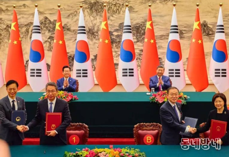 이명구 관세청장(오른쪽에서 두번째)이 5일 중국 베이징에서 쑨 메이쥔 중국 해관총서장과 지식재산권 보호를 위한 상호 협력에 관한 양해각서를 체결한 뒤 기념 촬영하고 있다.