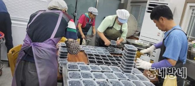 화순지역자활센터 도시락사업단에서 아동급식 도시락을 준비하고 있는 모습