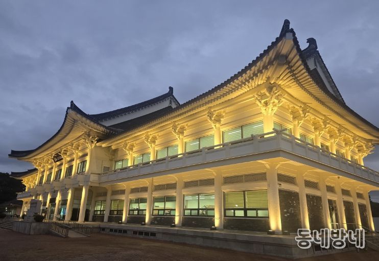 야간 운영을 시작한 경주시 시립도서관 전경