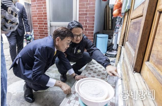 정문헌 구청장이 서촌 흰개미 방제 한옥을 방문했다(2024)