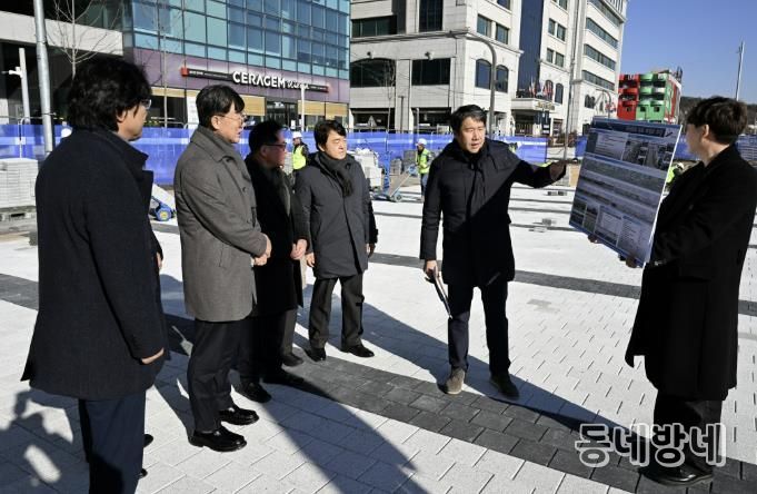 이민근 안산시장(사진 왼쪽 두번째)이, 8일 단원구 고잔동 중앙대로 일원 녹도 재정비 사업 설명을 듣고 있다.