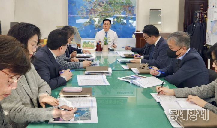 조석훈 목포시장 권한대행이 대반동·선창권역 현안업무 점검회의를 주재하고 있다.