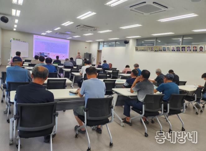 강진군 농업기술센터에서 진행중인 유용 미생물 활용 교육 모습.