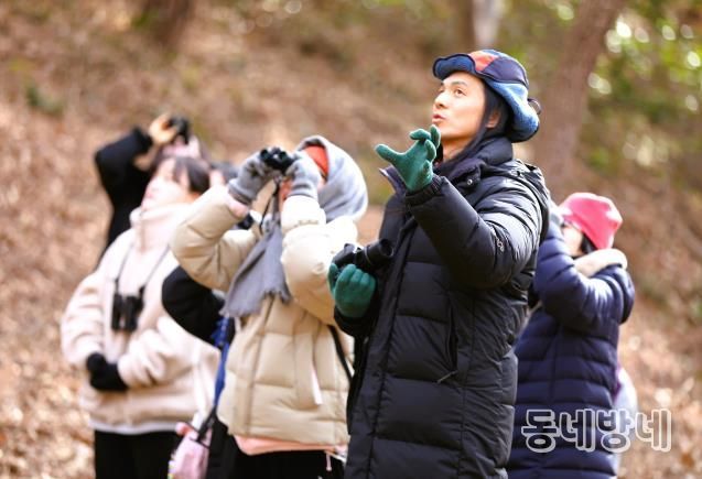 교원 직무연수에서 참가자들이 ‘새’를 주제로 한 탐조 활동에 열중하고 있다. 한국산림복지진흥원 국립나주숲체원 제공