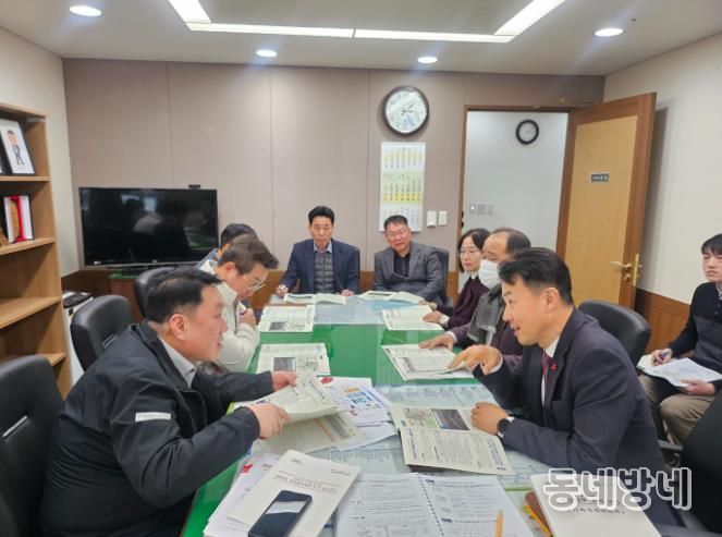 22일 충남도청을 방문한 이종택 천안시 전략산업국장이 안호 충남도 산업경제실장, 성만제 충남도 보건복지국장과 함께 천안시 주요 현안 해결을 위한 협업 방안을 논의하고 있다.