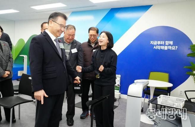 중랑체력인증센터에서 악력 검사를 진행하는 류경기 중랑구청장과 관계자들의 모습