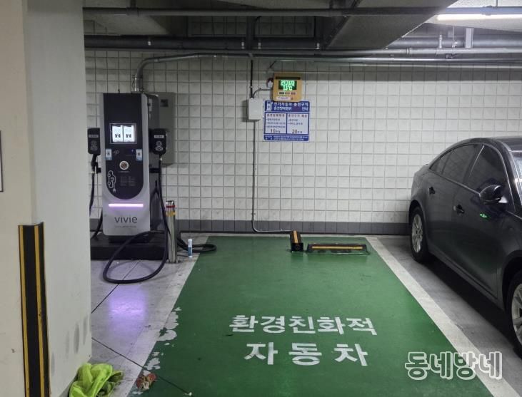 월계구민체육센터 지하주차장 전기차 충전구역에 설치된 전기차 화재 예방 시스템(사진=노원구시설관리공단)