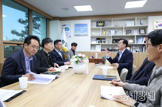 23일 진행된 행정안전부 주관 2026년 재난관리평가 현장평가에서 정명근 화성특례시장이 평가단과 인터뷰를 하고 있다.