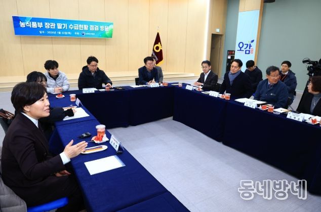 송미령 농림축산식품부 장관, 논산 찾아 딸기 생육 현장 점검 논산시, 외국인 계절근로 사업 확대 필요성 건의