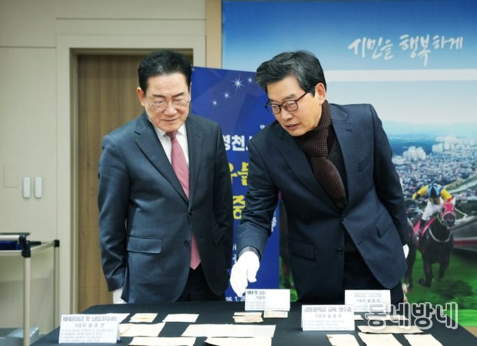 지난 26일 설종찬 씨가 영천시에 유물 64점을 무상 기증했다