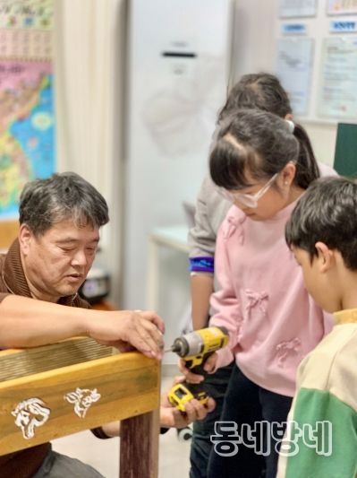 뚝딱뚝딱공작소(도천면 덕곡리 949-2)에서 아이들이 목공 체험을 하고 있다.