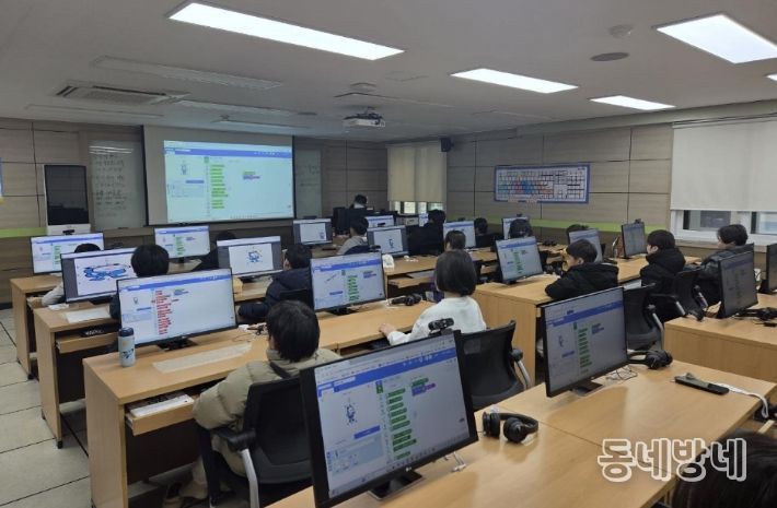 지난 26일 지역 초등학생들이 엔트리 코딩 게임 만들기 과정에 참여해 블록 코딩 실습을 하고 있다.