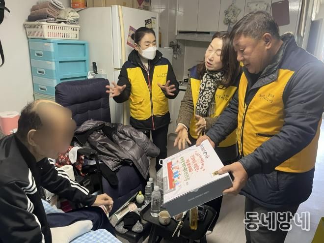 후원 물품 전달식 중인 온양6동 행복키움추진단원들