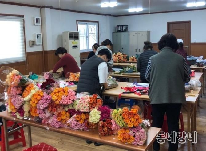 농가들이 장미꽃다발을 만들고 있는 모습.