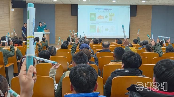 밀양시가 입국한 라오스 외국인 계절근로자들을 대상으로 생활 안내 사항 교육을 진행하고 있다.