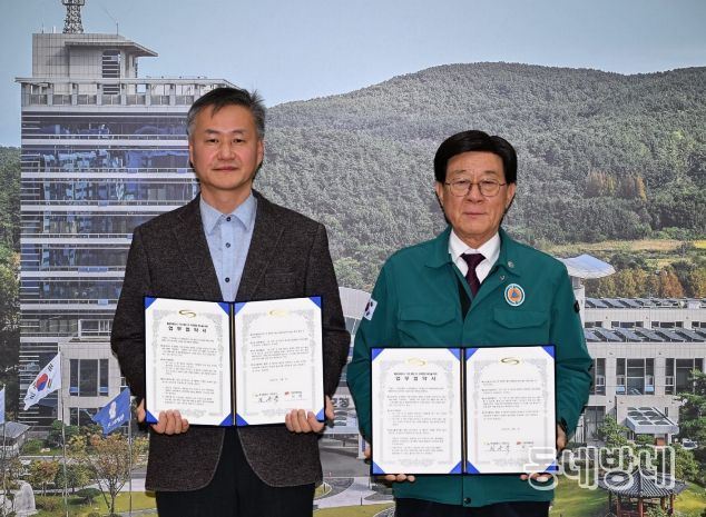 정종복 기장군수와 허지 기장우체국장이 업무협약 후 기념촬영을 하고 있다.
