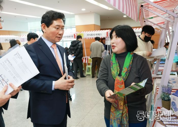 이상일 용인특례시장은 5일 '2026 용인시 사회적경제기업 제품 우선매데이' 행사 현장을 방문해 전시 부스를 둘러보며 기업 관계자들을 격려했다