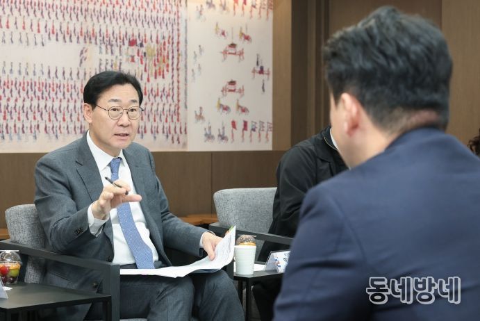 정명근 화성특례시장이 13일 시가 주최한 '생리용품 부담 완화를 위한 소통 간담회'에서 '(가칭) 코리요 생리대' 추진 취지에 대해 설명하고 있다.