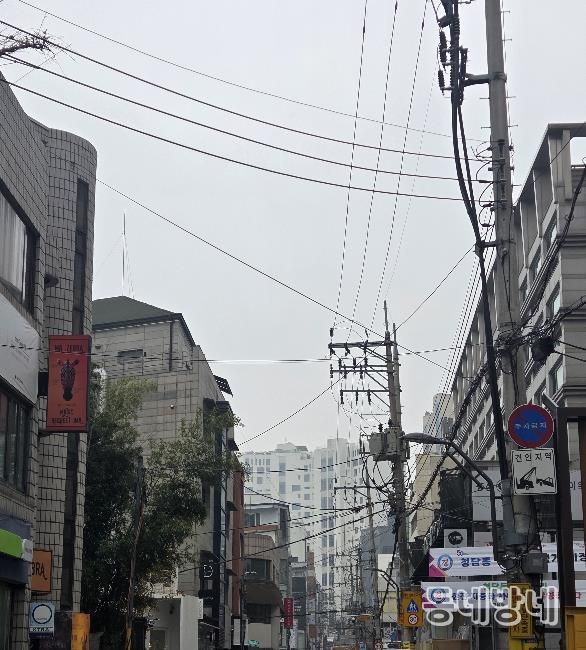 청담 맛의 거리에 복잡하게 얽힌 전선