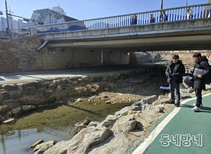 용인특례시 처인구가 경안천 주변을 점검하고, 보수가 필요한 부분과 시설을 확인하고 있다.