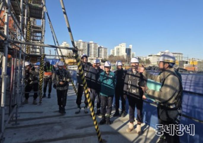 근로자 안전확인을 위한 가설이동통로 구조물 확인