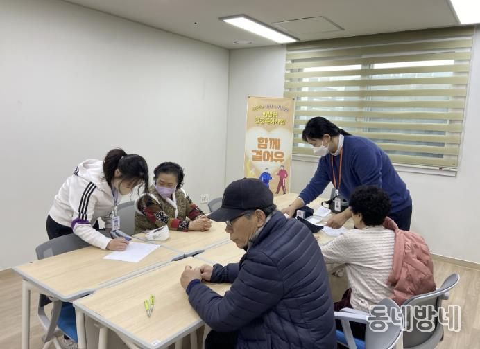 배방읍 행정복지센터 관계자들이 세교복지관을 찾아 어르신들을 대상으로 건강 상담 및 혈압·혈당 측정을 진행하고 있다.
