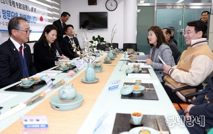 개막식 퍼포먼스 참여 후 기념촬영을 하고 있다.