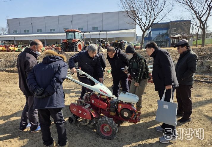 농업기계 현장실무교육에서 농업인들이 농기계 사용 방법과 안전사고 예방 요령을 배우고 있다.