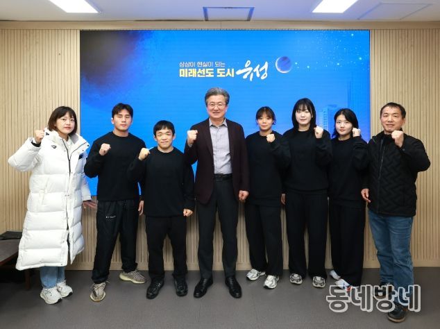 24일 유성구청 레슬링팀 선수단이 기념촬영을 하고 있다. / 왼쪽부터 홍향래 코치, 유선호 선수, 김성권 선수, 정용래 유성구청장, 조수빈 선수, 오채은 선수, 이나현 선수, 유배희 감독