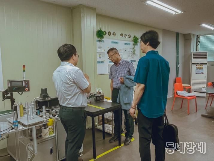 2025년에 생산레벨업 지원사업에 참가한 기업의 현장을 점검하는 경과원 관계자들