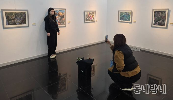 안견문화제 전국청소년미술공모전 선정작 전시 관람객