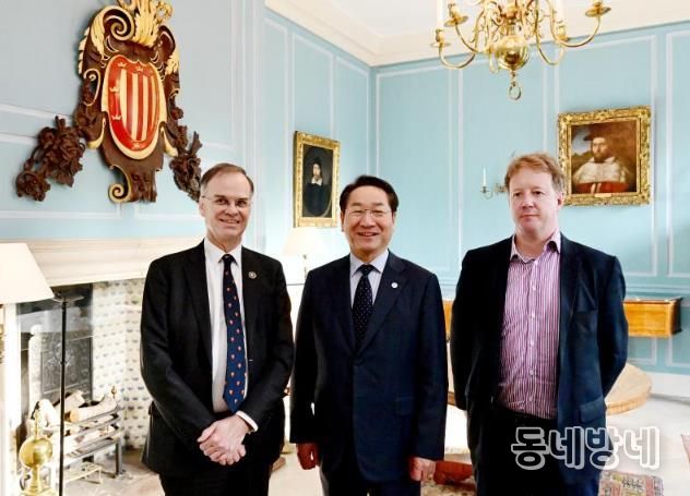 유정복 인천광역시장이 25일(현지시간) 영국 케임브리지대학교에서 폴 브리스토 케임브리지셔-피터버러 광역시장(오른쪽), 앤디 파커 케임브리지대 피터하우스 학장(왼쪽)과 협력방안을 논의한 뒤 기념촬영을 하고 있다