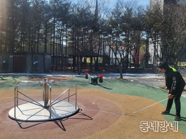 1. 지난해 어린이놀이시설 점검 모습.