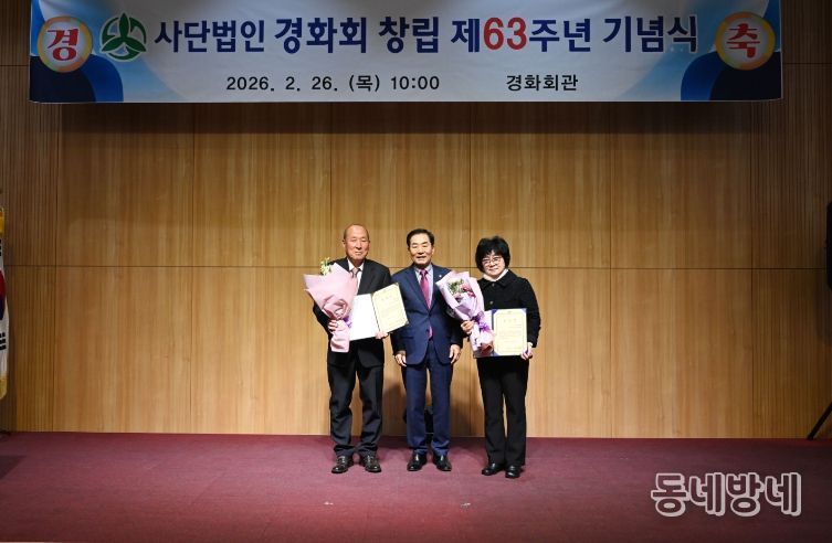 1. 성낙인 군수가 표창장을 받은 분들과 기념촬영을 하고 있다.