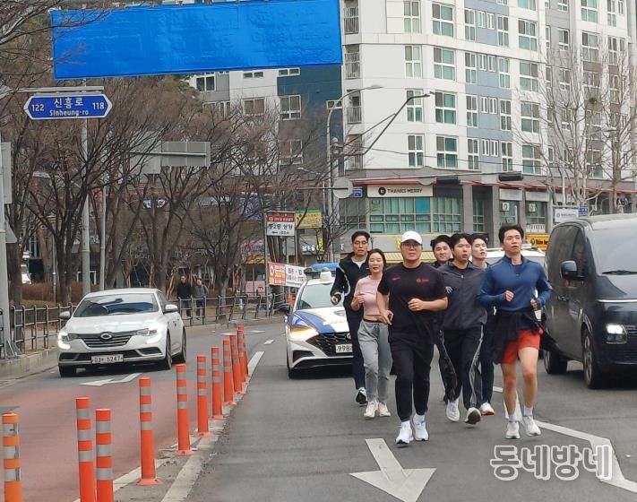 부천시청 마라톤 동호회 회원들이 달리며 로드체킹을 하고 있다.