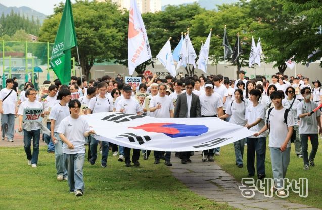 지난해 5월 전남대학교가 1980년 5·18 당시 민주평화대행진을 재연하고 있다. 전남대학교 제공