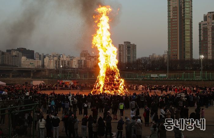 양천구, ‘2026 정월대보름 민속축제’에서 달집을 태우며 건강과 행복을 기원하고 있는 모습