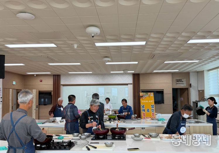 울진군은 ‘남성 어르신 청춘 요리교실’참여자를 3월 3일부터 13일까지 모집한다. (지난 어르신 청춘 요리교실 운영 모습)