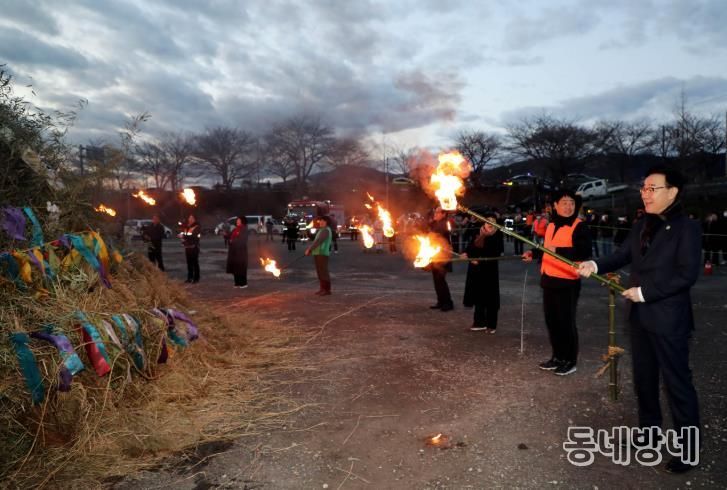 하동군 곳곳 밝힌 정월대보름 달집태우기..군민 안녕과 풍년 기원