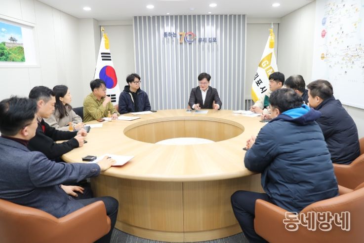 김병수 시장이 3일 서울지하철 5호선 국회국민청원에 힘쓴 시민들을 만났다. 시민들은 이날 김병수 시장에게 ‘서울 지하철 5호선 연장 관련 시민 의견 전달서’를 건넸고, 김병수 시장은 오는 4일 정부 관계자를 만나 청원서를 전하며 5호선 예타통과에 대해 적극 어필할 각오다.