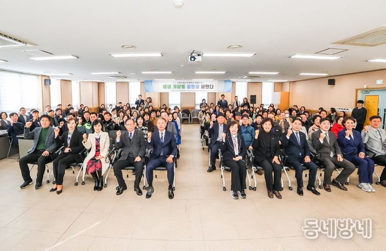윤환 계양구청장이 12일 효성1동 동방문 행사에서 주민들과 소통하고 있다.