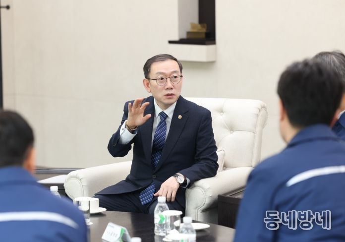 이명구 관세청장이 12일 울산 전하동에 위치한 HD현대중공업을 방문하여 업체 관계자들과 수출지원 간담회를 갖고 있다.