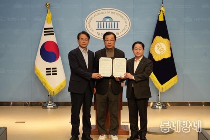 13일 (가운데)이현재 하남시장, (좌)이동환 고양특례시장, (우)주광덕 남양주시장이 국회를 방문하여 신도시 광역교통 문제 해결을 위한 공동 건의문을 발표했다.