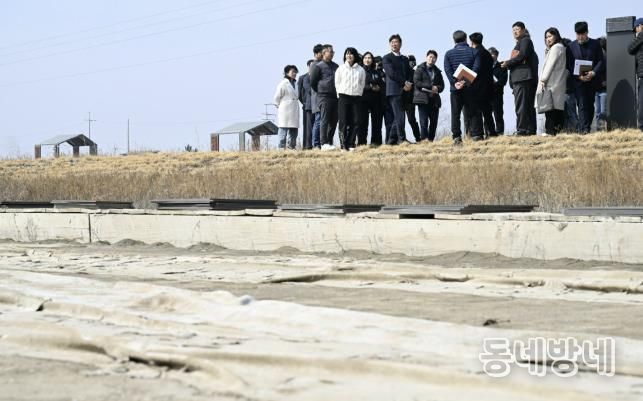 이민근 안산시장(사진 왼쪽 네번째)이 16일 대부도 동주염전 체험장 조성지를 방문해 현장 시설을 점검하고 있다.