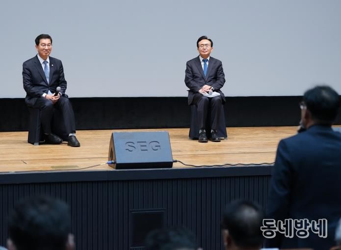 윤병태 시장과 신정훈 국회의원이 패널로 참여해 시민들과 질의응답 시간을 가지고 있다(사진 제공-나주시)