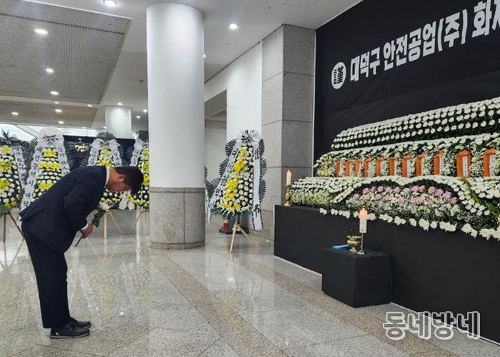 최충규 대덕구청장이 22일 오전 10시 대전시청 로비에 마련된 합동분향소를 방문해 묵념을 하고 있다.