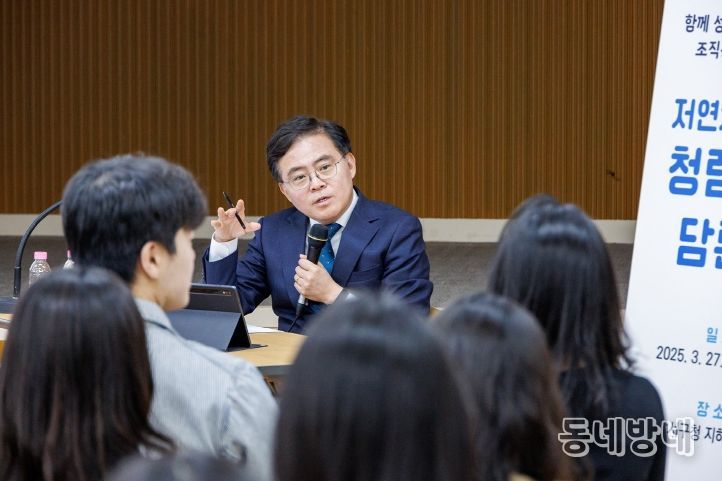진교훈 서울 강서구청장(정면)이 27일(금) 구청 지하상황실에서 열린 ‘저연차 공무원 청렴소통 담론회’에서 직원들과 이야기를 나누고 있다.